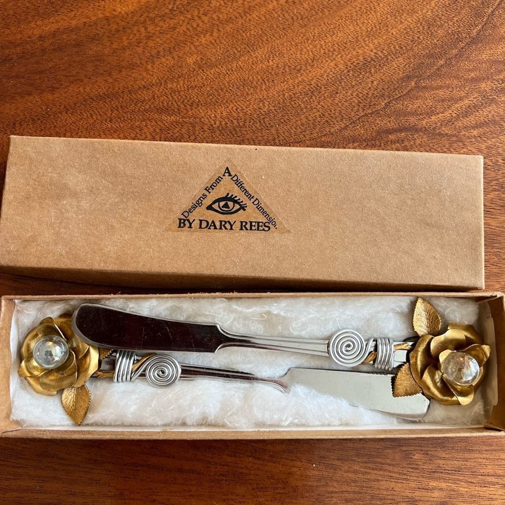 DARY Rees RARE New in Original Box Vintage Handcrafted Rose Butter Knives Set